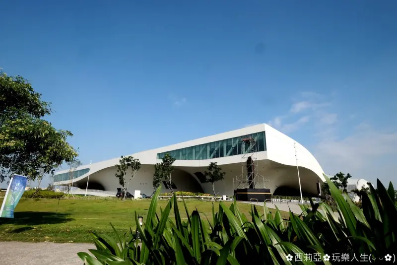 【高雄。鳳山區】高雄捷運《衛武營站》玩什麼？堪稱南台灣藝術殿堂之『衛武營國家藝術文化中心』，終於在眾所期待之下正式亮相。