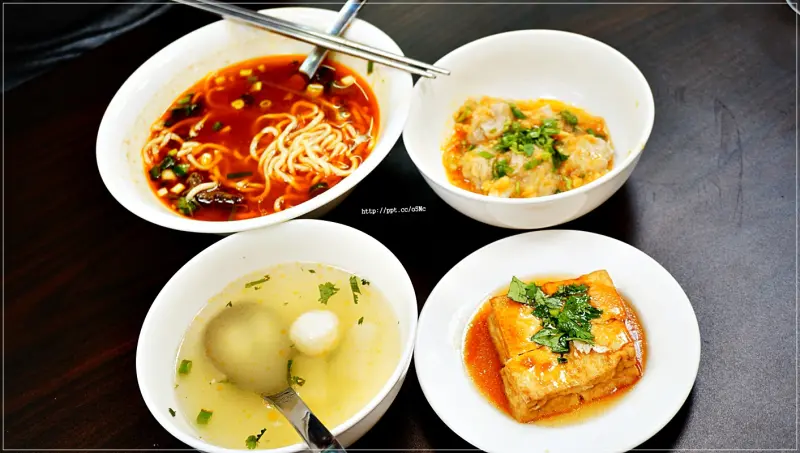 【鑫耀鑫小吃】台北車站捷運～銅板美食，隱藏在巷弄裡的小吃，價位親民，一百元就能吃飽飽，還有冷氣可以吹，透明櫥窗還可以看見工作人員製麵過程