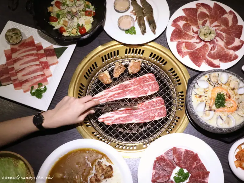 彰化美食│九犇日式燒肉〃日式燒肉裡竟然也有咖哩飯及超澎派海鮮粥，平日還有超值599元雙人套餐唷~              
