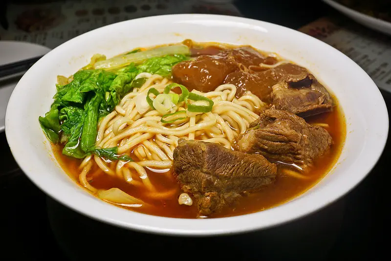 老張担担麵五工店,花半小時以上車程也完全值得的美味番茄牛肉麵,還有隱藏版一定要吃的炸排骨!!