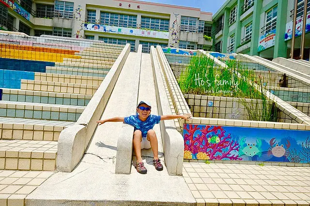 [北海岸景點]溜滑梯旁邊有魚！獨木舟海洋樂園特色小學～野柳國小｜彩虹階梯、特色磨石溜滑梯、星象盤、海底世界彩繪牆
