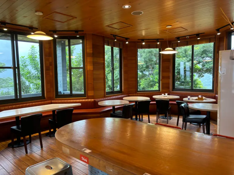 《苗栗❤️南庄》蘇維拉莊園餐廳介紹，視野超好超可愛的木造式氛圍餐廳，門票可抵餐飲消費唷！園內還有很多打卡點！