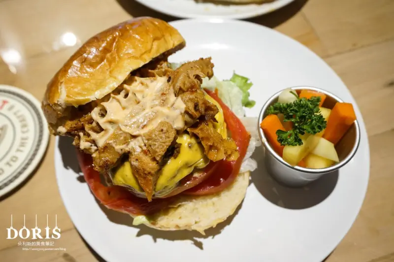 ♚食記♚台北大安 慢燉辣味牛肚牛肉起司漢堡 金門高粱香腸烤蒜牛肉起司漢堡  酥炸魷魚圈佐王力宏醬 大俠愛吃漢堡包  捷運六張犁站 -黑熊愛跳舞 Moon bear loves dancing