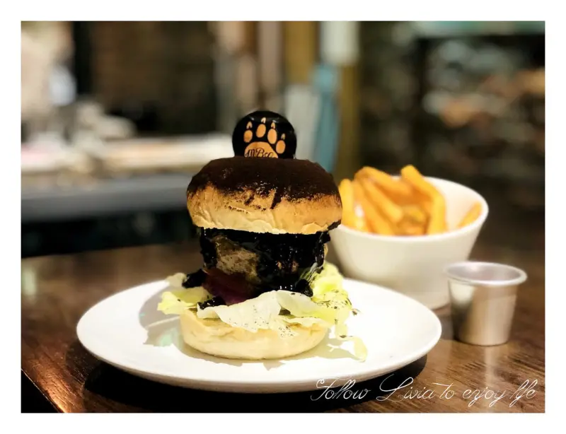 美食餐廳║ 台北大安區 捷運六張犁站 黑熊愛跳舞 MOON BEAR LOVES DANCING 台北四大天王漢堡/彩色漢堡/髒髒漢堡 ❤跟著Livia享受人生❤