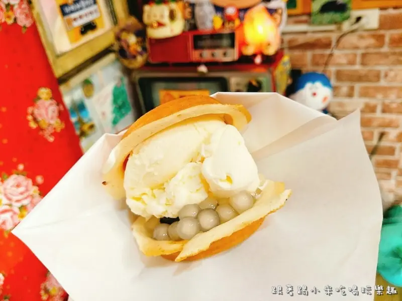 新竹少女心明治牛奶冰淇淋＋珍珠＋ＯＲＥＯ車輪餅。紅豆＋抹茶冰淇淋＋白珍珠(東門國小旁.紅豆餅)--踢小米食記