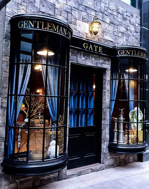 台中美食~GATE • 紳士茶飲 一中街裡的斜角巷 像走進哈利波特的魔法世界裡 還有穿著西裝的小鮮肉對你去去武器走 不一樣的英倫風手搖茶飲專賣店