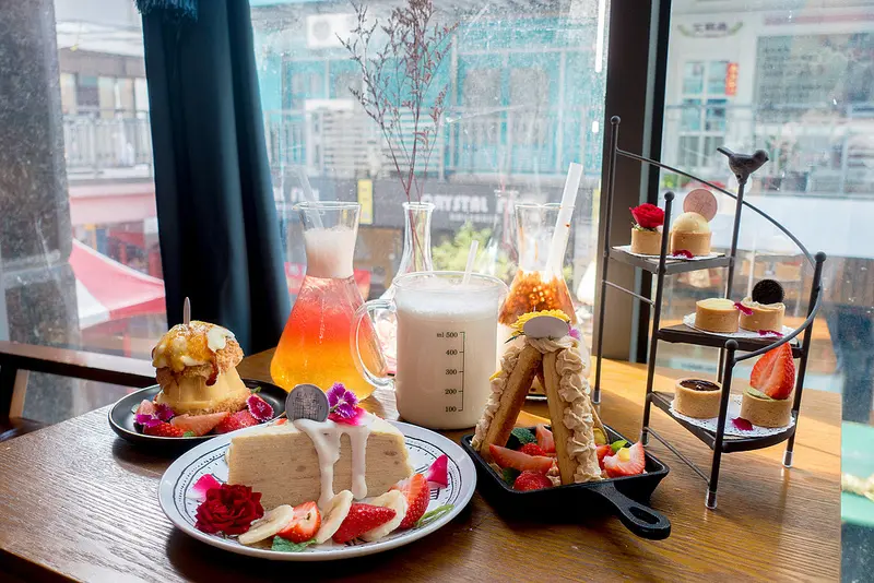 | Taiwan Taichung 台灣 台中 北區 益民商圈 ☻ GATE • 紳士茶飲 | 台中IG熱門打卡點. 英倫魔幻風 x 帥氣特務手搖飲料店 . 最新力作 - 花花下午茶