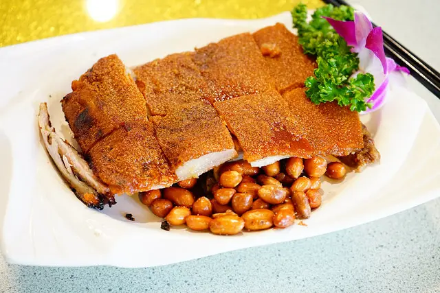 台中美食~龍莊烤乳豬庭園美食 一想到他們家的烤肥鵝、烤脆皮玉米雞和烤乳豬還是忍不住口水滴滴流啊!!脆皮的極致!!