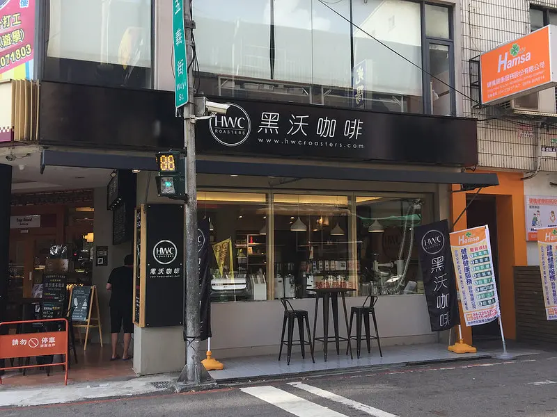 【台中咖啡】黑沃咖啡台中學士店～時尚與科技打造出圖畫式的流沙瀑布氮氣咖啡，賞心悅目的冷萃咖啡