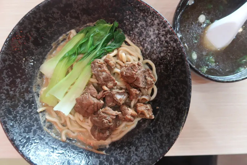 【新莊食記】清一色牛肉麵|牛肉麵也有吃到飽?!免費續湯續麵，珍珠奶茶隨你喝!小資最愛!新莊牛肉麵/新莊美食/吃到飽@鮪魚的奶奶