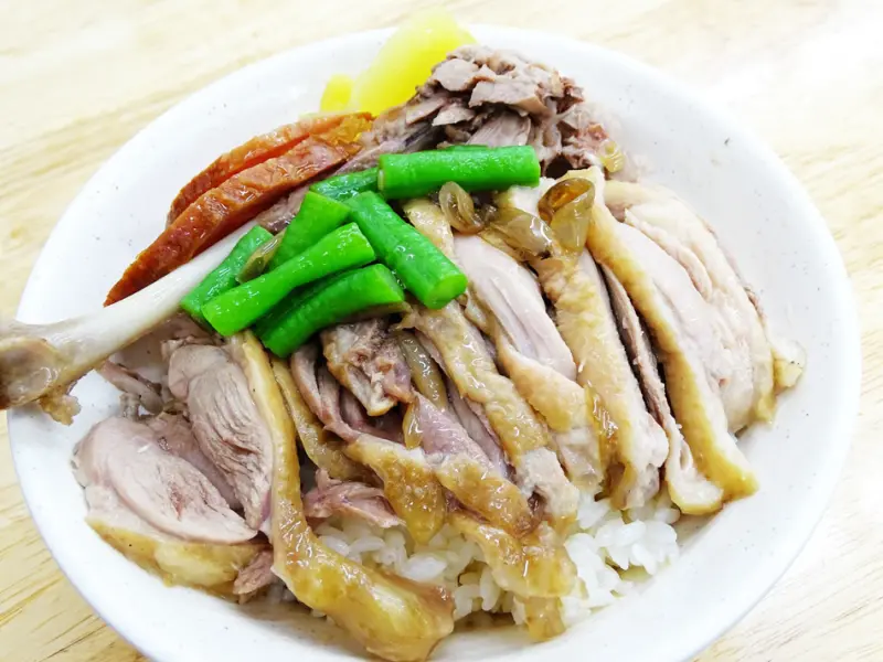 【永和美食】樂華夜市台式小吃：「鐘點棧」當歸鴨‧鴨肉飯專賣店，平價美味不油膩，大推清香當歸湯，內用加湯都不用錢。