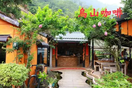 【食記】台南南化~烏山咖啡‧景觀餐廳‧用餐於雲霧飄渺間‧還可順路餵獼猴呦