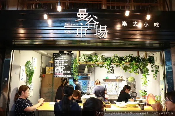 【新竹美食週記】曼谷市場，隱身在老舊東門市場的小清新，現點現做，真材實料，居然可以選擇不辣的椒麻雞腿排飯？