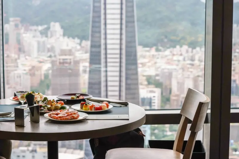 饗饗INPARADISEＸ魔王 台北信義區 居高臨下品嚐美饌 信義微風46樓美景自助餐 鮑魚海鮮粥有驚艷 信義區自助餐推薦 捷運市政府站 內文有店家資訊