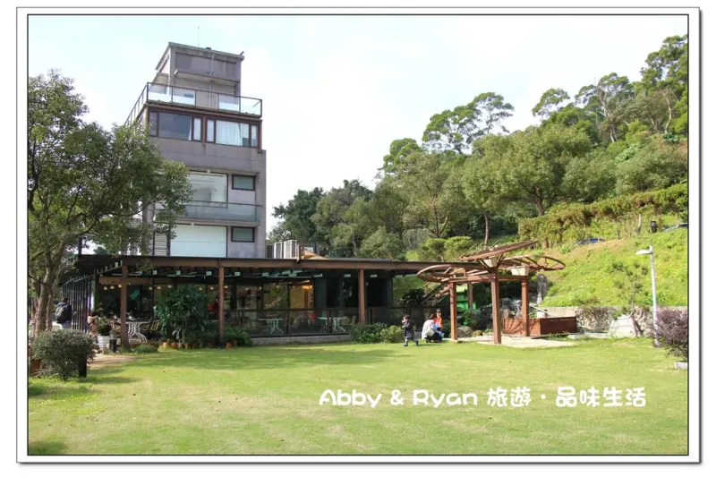 【台北景觀餐廳．淡水】日光行館/台北景觀餐廳~戶外大片草坪、池塘、沙坑、盪鞦韆親子玩樂空間/淡水下午茶/台北餐廳推薦/台北寵物友善餐廳〈供菜單〉