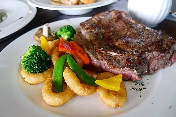 [食記]新北淡水日光行館-擁抱藍天與綠地♥台北景觀餐廳/淡水親子玩樂景點/淡水下午茶/戶外大草坪