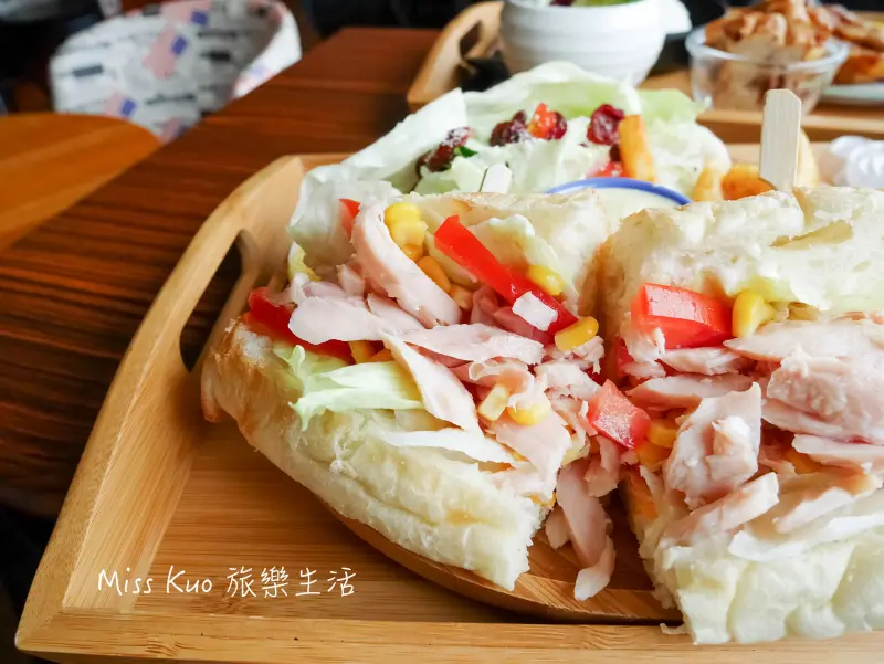 【高雄。食記】複合式早午餐廳：MenippeCafe媚力泊咖啡。麵包。手工甜點。義式料理 《前鎮區》