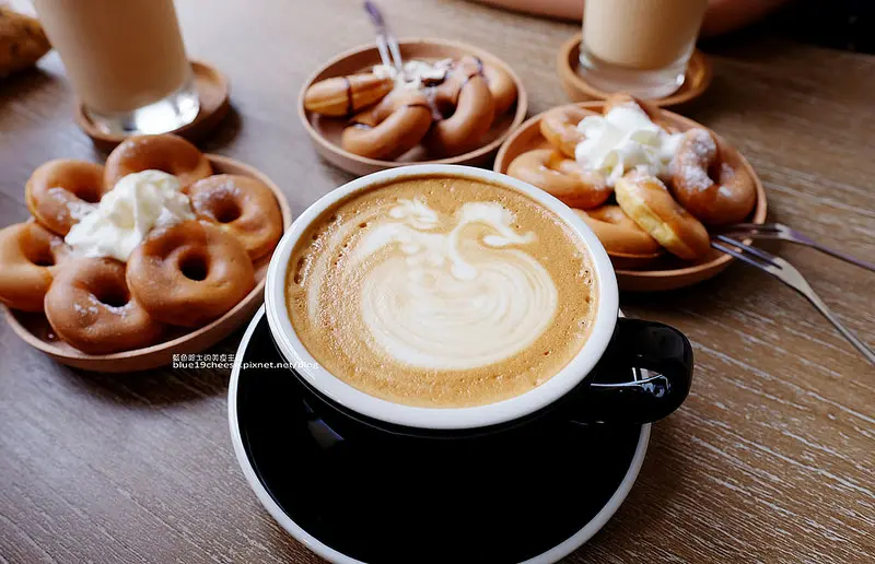 【台中東區】MEHER CAFE-手沖咖啡x駐站插畫設計.白色系建物搭配藍色字體店名.咖啡鬆餅紅茶可樂雪碧.東區推薦咖啡 - 藍色起士的美食主義