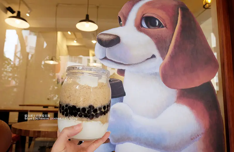 【台中北屯】雪冰王子The Ice Prince-人氣商品珍珠奶茶雪冰好大一罐.細緻綿密的鮮奶雪花冰.在文青的雪冰王子店裡.窗邊還有拿咖啡可愛又療癒的小狗.來張合照吧~ - 藍色起士的美食主義