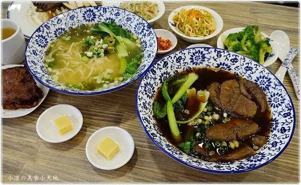 台中西區』老阿太麵館║科博館川菜美食，牛肉麵VS肉排麵，滿足各方老饕，記憶中的樸實味道        
      