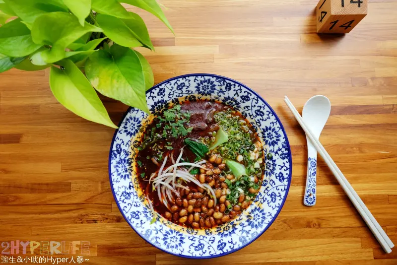 老阿太麵館│喜歡挑戰辣味朋友酸辣粉絕對夠味，喜歡吃各式不同滷牛肉部位絕對不能錯過老饕牛肉麵！