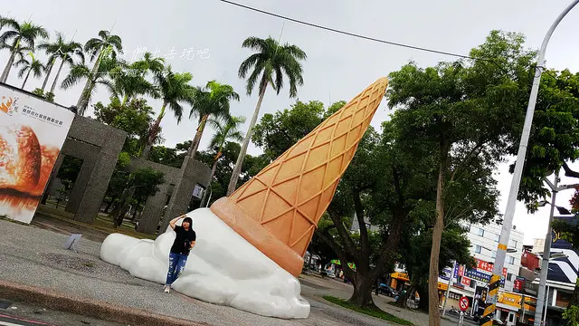 [ 屏東⊙屏東市]屏東公園。趣味藝術作品。巨大叭噗從天而降了。