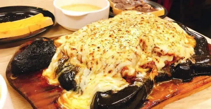 〖大眾牛排〗35年老字號夜市牛排．炙燒起司是土石流等級！平日還要等30分鐘．濃湯.鐵板麵.吐司.飲料和冰淇淋無限供應