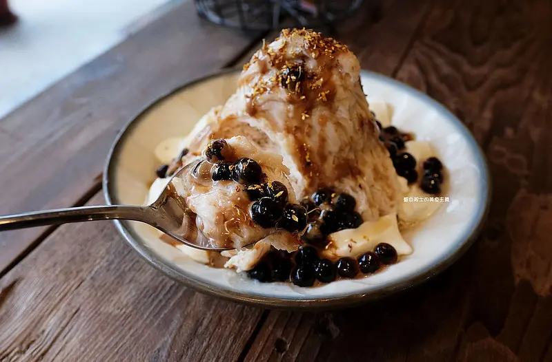 【台中北區】南海六街-桂花拿鐵雪花冰和白芒芒雪花冰賣相吸睛也好吃.還有試營運限定的啤酒魯冰花.雪花冰.豆腐甜湯.酸柑茶豆漿.復古客家裝潢風格.隔壁是麵屋田宗.近中國醫 - 藍色起士的美食主義