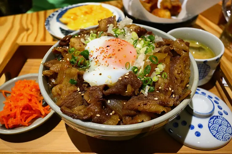 【台中北區】小麥所📌全新型態的台日式居酒屋, 滷牛肚軟嫩入味, 自製黃金泡菜很開胃, 下了班來小酌一下的放鬆空間, 科博館周邊深夜食堂！