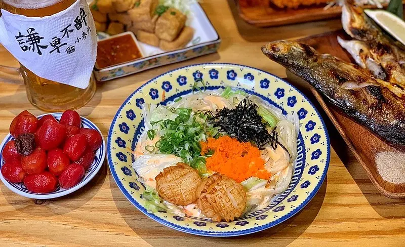 台中居酒屋【小麥所】鄰近科博館勤美，宵夜美食的好選擇，還有啤酒無限暢飲，明太子干貝烏龍麵超好吃，串燒炸物通通有，滿滿一桌美食又不會很傷荷包