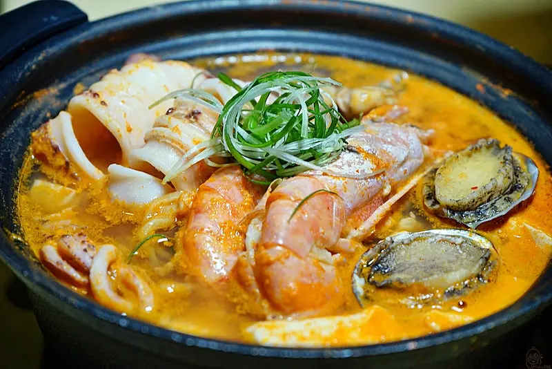 『桃園。中壢』 MACISO馬大叔韓式豆腐海鮮拉麵｜大碗滿意 真材實料的韓式平價 豆腐海鮮拉麵，招牌痛風豆腐海鮮拉麵必點。近中壢sogo商圈/創意韓式鍋物料理/營業到半夜的中壢版深夜食堂 韓式醒酒鍋。