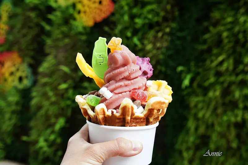  [市政府站美食 繽菓市Bingoo] 華麗繽紛冰淇淋  可以當成下午茶的鬆餅聖代 在地小農口味 誠品松菸B2