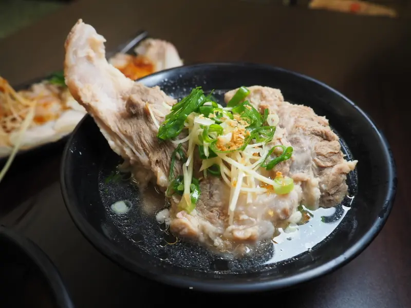 燈亮客來 大紅燈籠高高掛 特色小吃 香氣十足的招牌犁油拌麵 北投美食 北投小吃 牛肉麵推薦 隱藏版美食 北投宵夜