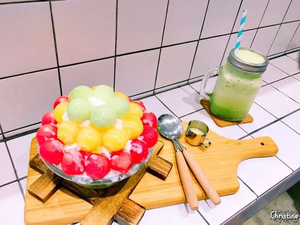 【台中。美食】 北區 / 芙露愛思 F.lu ICE，黃綠紅三色繽紛雪花冰，粉色系的工業風格，少女拍照夢幻系列，IG熱門打卡景點