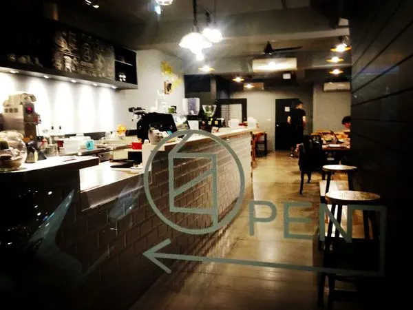 [ 台北 ] 白蓮達 coffee - 行天宮 貓奴吃抹茶捲囉