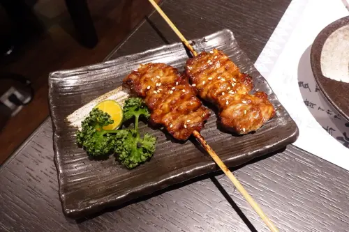 【鍋物串燒】博多華味鳥信義店 , 品嚐膠原蛋白滿滿的桂丁土雞雞湯 , 配上胡同的鮮美燒肉串燒 , 以及五星級的服務品質