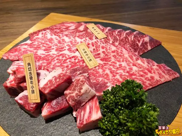 【茶六燒肉堂菜單價位大公開】人氣滿滿輕井澤新推出的日式燒肉品牌～台中朝富路必吃美食小吃餐廳推薦！招牌菜和牛牛舌、醬燒橫隔膜、伊比利梅花豬。