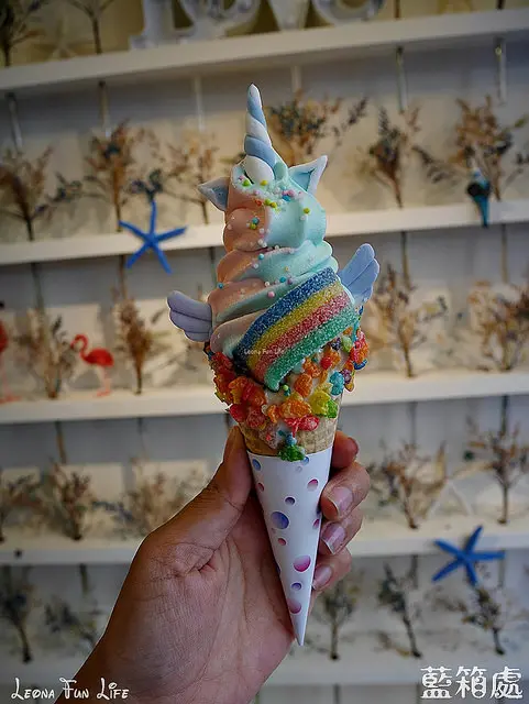 【台中 北區】藍箱處 Blue Box-分子冰淇淋雞蛋仔。美人魚、獨角獸超夢幻霜淇淋，還有萬聖節限定版喔~|IG熱點|IG甜點     