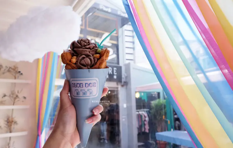 【台中北區】藍箱處分子冰淇淋雞蛋仔-美國人氣雞蛋仔加玫瑰冰淇淋.好拍半透明藍色箱子裝滿乾燥花雲朵和彩虹 - 藍色起士的美食主義