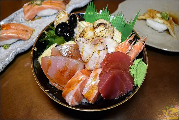 台中高cp值日式丼飯壽司。丸野鮨日式料理。飲料冰淇淋味噌湯吃到飽。料堆到滿超實在!推薦丼飯、美式壽司吃過難忘@sunny吃喝遊樂        
      