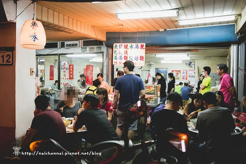 台南．消夜麵食/滷味的選擇之一，半夜就是想吃麵!!民生路無名意麵．越夜越多人~