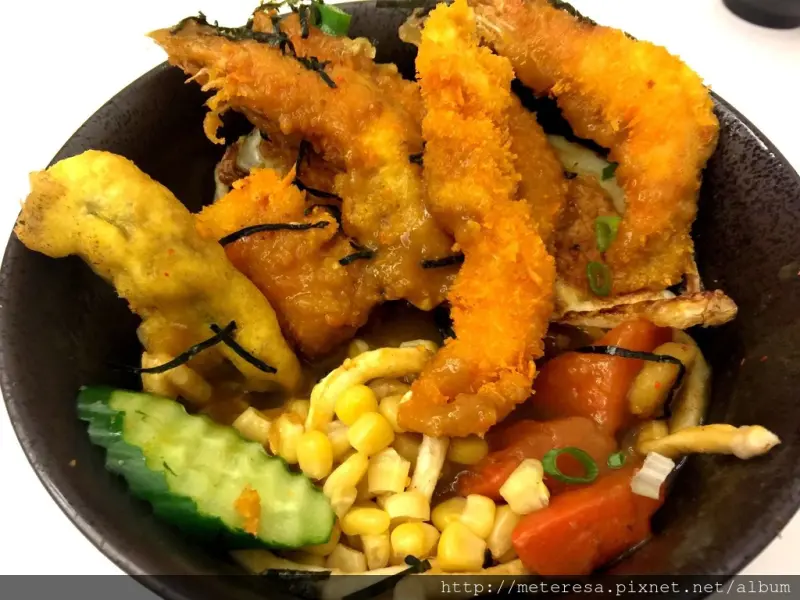 【草屯食記】優其林Ui-KiLin 平價餐點/。炸烏龍麵。炸蝦/霜淇淋可樂/丼飯/咖哩飯專賣