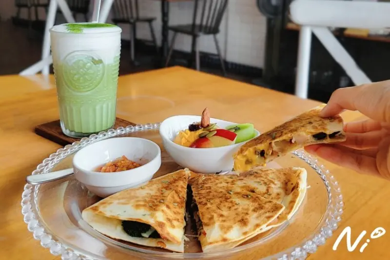 [嘉義民雄]AT FUN Café & Brunch 樂趣咖啡。野菇雞肉墨西哥起司酥餅&靜岡抹茶咖啡拿鐵