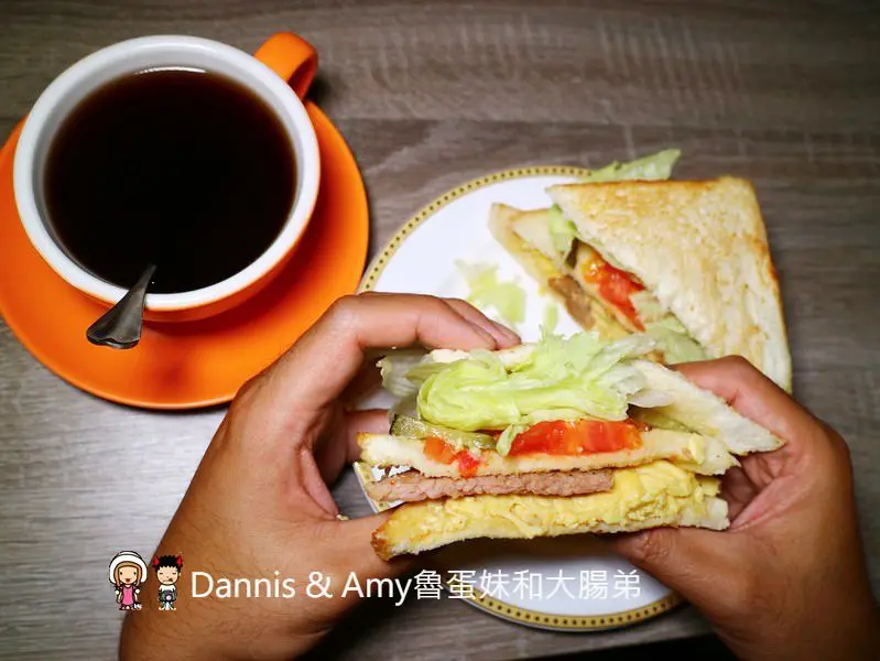 《竹北少見的港式早餐》大快樂香港扒房。滑嫩順口的香港牛奶公司炒蛋多士套餐新推出只要銅板價 ︱影片 - Dannis & Amy魯蛋妹和大腸弟