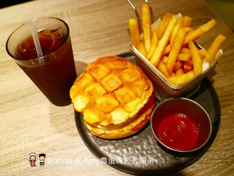 《餐廳》新竹竹北大快樂香港扒房。平日中午限定經濟特餐新推出。骰子牛。波蘿榴彈堡。紅豆冰︱成功二街吃什麼？（ 影片） - Dannis & Amy魯蛋妹和大腸弟