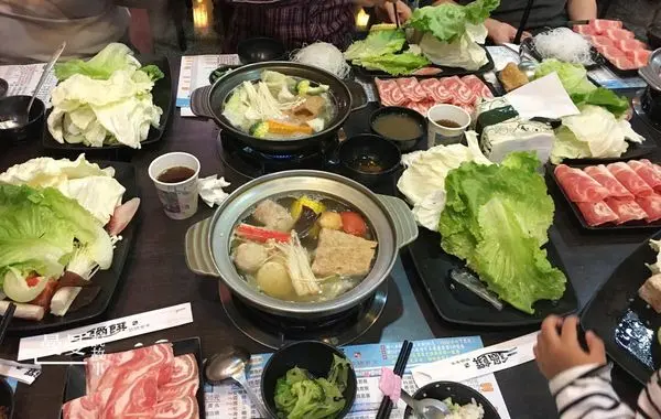 【台中/大甲】二鍋饌鐵鍋食堂涮涮鍋，古色古香樸質口味、蔬菜多多、滷鴨血無限量提供