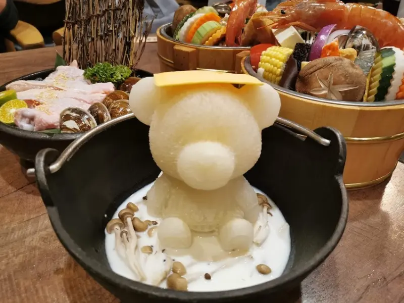 【暖鍋物】會泡湯的牛奶起司熊熊鍋超吸睛，剝皮辣椒蛤蠣雞湯鍋微辣鮮美超好喝，營業到凌晨四點夜貓族最愛│基隆美食火鍋餐廳推薦