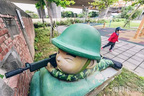 桃園免費景點，國防砲陣地公園，可愛阿兵哥公仔，迷你版500障礙闖關遊戲，看飛機私房景點