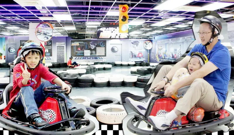 ❤變身小小賽車手!! 京華城六樓。小學堂兒童交通主題館-漂移卡丁車,駕馭Razor Crazy Cart一起盡情漂移，帥氣過彎吧!!