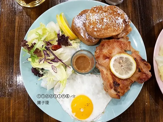 新莊。又在轉彎處遇見巷弄的早午餐。Action！早倉～